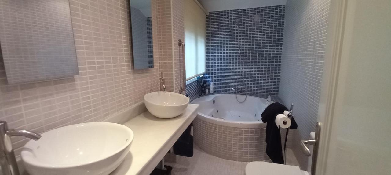 Chalet Con Piscina, Sauna Y Jacuzzi Cerca Del Mar A Media Hora De Bilbao Y Santander El Puente  ภายนอก รูปภาพ